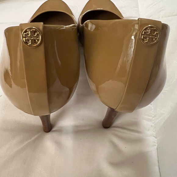 Tory Burch Camel Patent Leather Heels - Picture 2 of 11